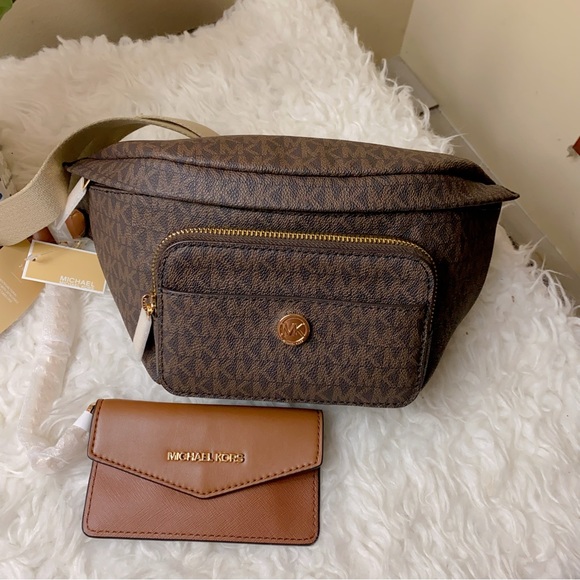 Michael Kors Maisie Large Logo 2-in-1 Sling Pack - Picture 3 of 14